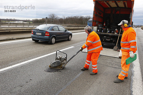 Arbeiter bei Straßensanierung nach Frost auf der A5 bei Heidelberg  Baden-Württemberg  Deutschland  Europa