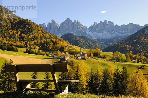 Kirche von St. Magdalena mit Geislergruppe  Villnösstal  Dolomiten  Südtirol  Italien  Europa