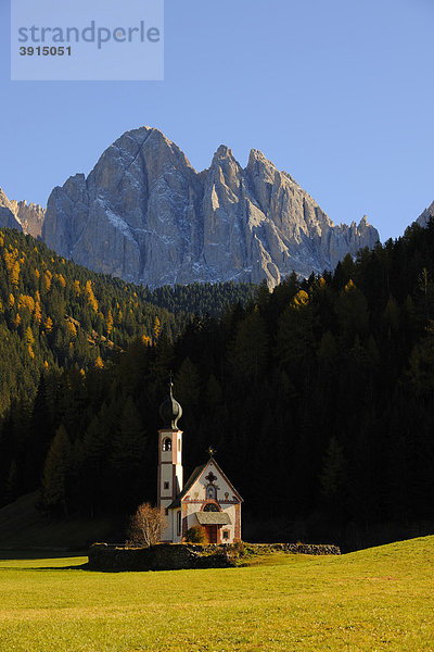 Kirche St. Johann vor Geislergruppe  Ranui  Villnösstal  Dolomiten  Südtirol  Italien  Europa