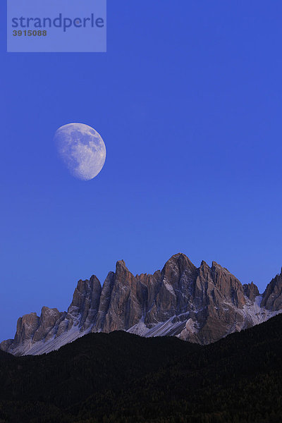 Geislergruppe mit Mond  Villnösstal  Dolomiten  Südtirol  Italien  Europa