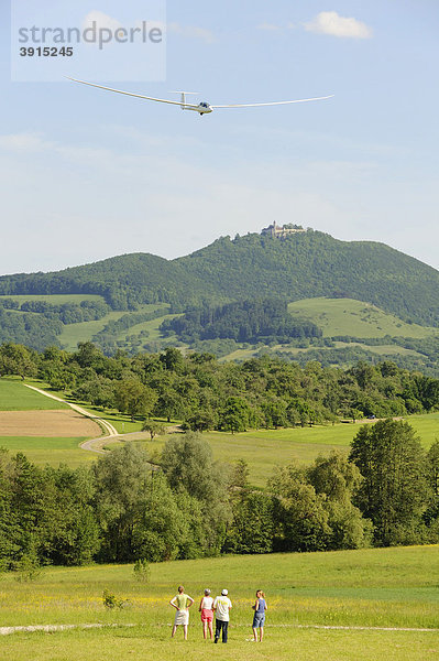 Segelflugzeug vor der Burg Teck  Kirchheim unter Teck  Baden-Württemberg  Deutschland  Europa