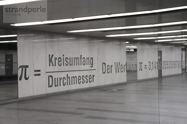 Darstellung der Zahl Pi  Kunstinstallation Pi des Künstlers Ken Lum in der Opernpassage der U-Bahn in Wien  Österreich  Europa