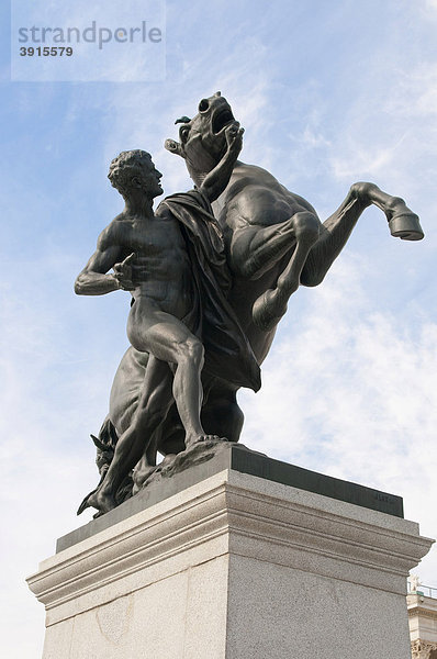Statue des Rossebändigers  Rossebändiger vor dem Parlamentsgebäude  Parlament in Wien  Österreich  Europa