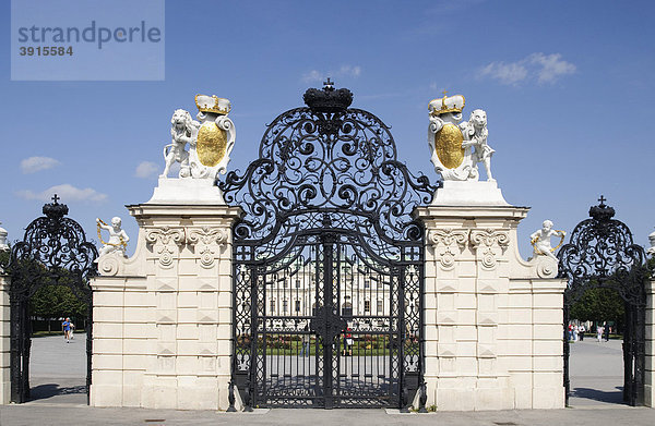 Schmiedeeisernes Tor am Eingang zum Schloss Belvedere  Oberes Belvedere  Wien  Österreich  Europa