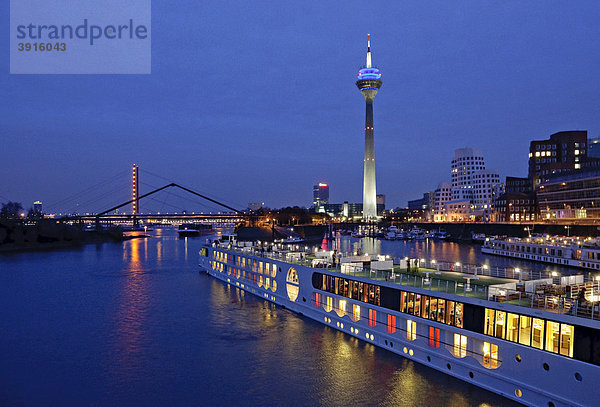 A-ROSA Flusskreuzfahrtschiff verlässt den Medienhafen in Düsseldorf  Nordrhein-Westfalen  Deutschland  Europa
