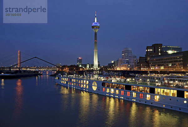 A-ROSA Flusskreuzfahrtschiff verlässt den Medienhafen in Düsseldorf  Nordrhein-Westfalen  Deutschland  Europa