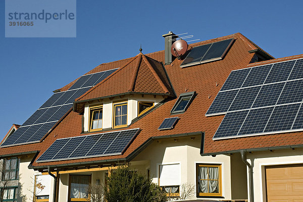 Neugebautes Haus mit Sonnenkollektoren  Franken  Bayern  Deutschland  Europa