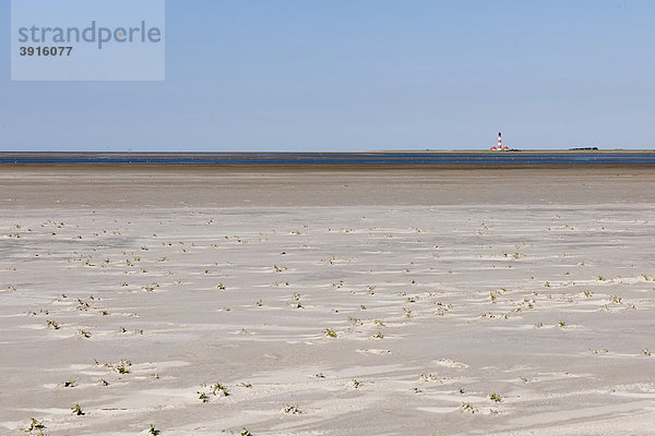 Der weite Sandstrand von St Peter Ording mit dem Leuchtturm Westerheversand  Nordsee  Nordfriesland  Schleswig-Holstein  Norddeutschland  Deutschland  Europa