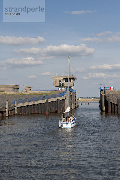 Schleusenanlage zwischen Nordsee und Meldorfer Speicherbecken  Dithmarschen  Schleswig-Holstein  Norddeutschland  Deutschland  Europa