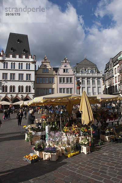 Verkaufsstände auf dem Hauptmarkt  Trier  Rheinland-Pfalz  Deutschland  Europa