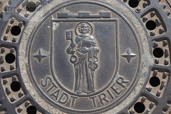 Gullideckel der Stadt Trier mit Wappen  Rheinland-Pfalz  Deutschland  Europa