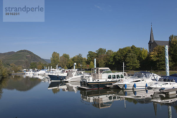 Yachthafen vom Weinort Neumagen-Dhron  Rheinland-Pfalz  Deutschland  Europa