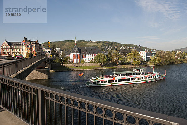 Fahrgastschiff vor dem Stadtteil Kues  Bernkastel-Kues  Mosel  Rheinland-Pfalz  Deutschland  Europa