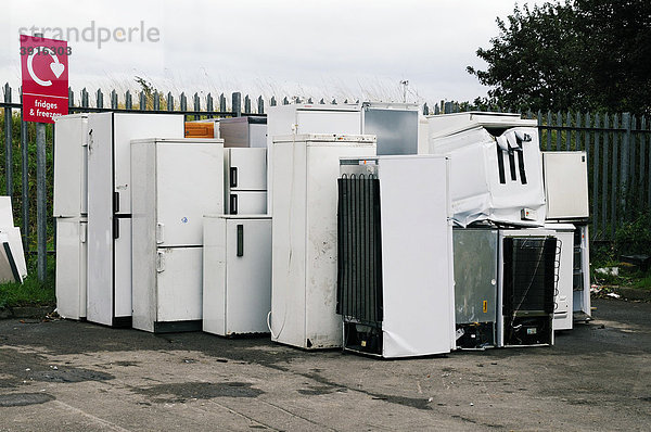 Abgestellte Kühl-und Gefrierschränke in einer Recycling-Anlage  Oxfordshire  Großbritannien  Europa