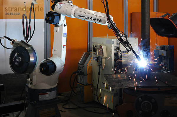 Roboterarm beim Schweißen in einem Maschinenbaubetrieb