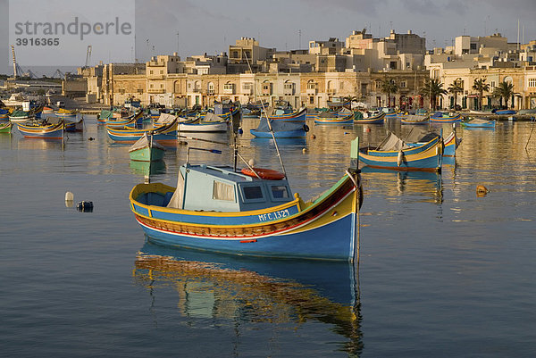 Luzzus  die typischen bunten Fischerboote Maltas  im Hafen von Marsaxlokk  Malta  Europa