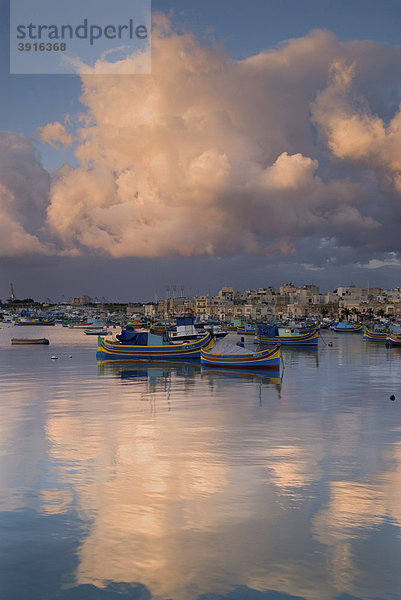 Luzzus  die typischen bunten Fischerboote Maltas  im Hafen von Marsaxlokk  Malta  Europa