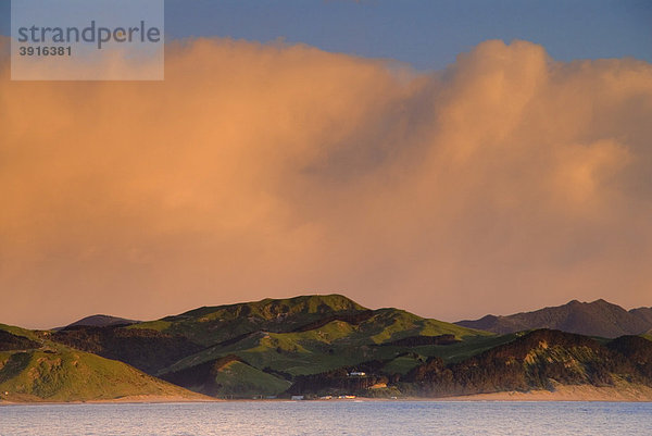 Farbige Wolken in den frühen Morgenstunden über der Wairarapa Küste in der Nähe von Castle Point  Neuseeland