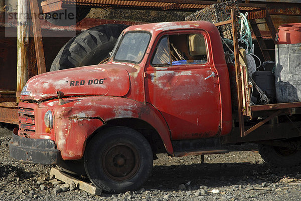Vorderseite von einem alten roten Lastwagen in Ngawi  Nordinsel  Neuseeland