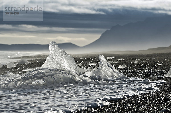 Strand in der Nähe des Gletschersee Jökulsarlon  Island  Europa