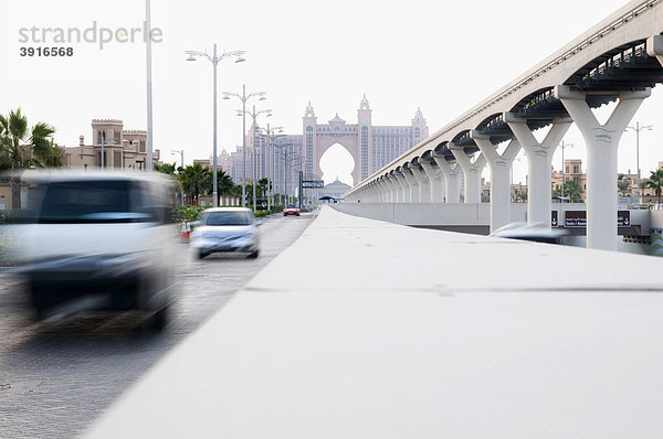 Straße und Hochbahn  hinten das Hotel Atlantis  Dubai  Vereinigte Arabische Emirate  Naher Osten