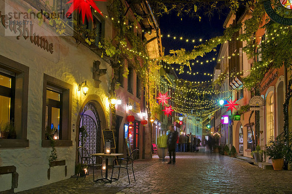 Konviktgasse mit Weihnachtsbeleuchtung  Altstadt  Freiburg  Baden-Württemberg  Deutschland  Europa