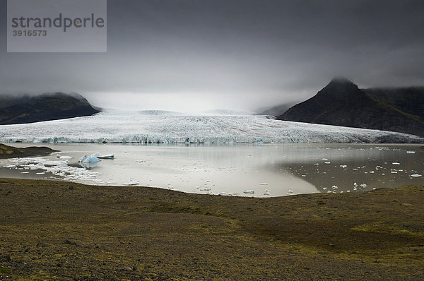 Gletscher und Gletschersee am Vatnajökull  Island  Europa