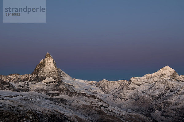 Matterhorn vor dem Sonnenaufgang  Zermatt  Schweiz  Europa