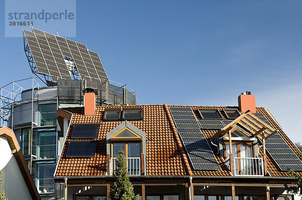 Dach mit Solaranlage  ökologisches Vauban Viertel in Freiburg im Breisgau  Baden-Württemberg  Deutschland  Europa