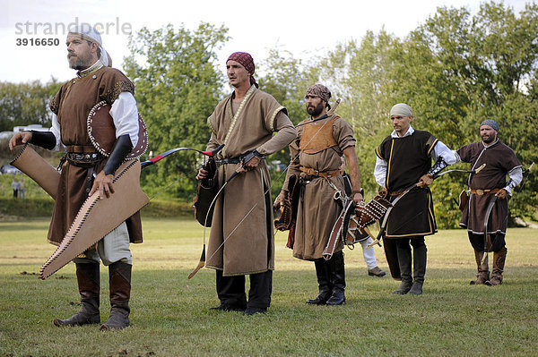 Bogenschützen demonstrieren dem Publikum traditionelle Kampftechniken mit Pfeil und Bogen  offene Eocha-Europameisterschaft 09  berittenes Bogenschießen mit Teilnehmern aus der Steppenreiter-Szene aus aller Welt  Trossenfurt  Franken  Bayern  Deutschland  Europa