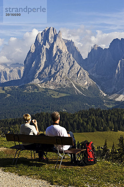 Wanderer blicken über die Seiser Alm auf den Langkofel und Plattkofel  Dolomiten  Südtirol  Italien  Europa