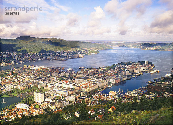Vom Berg Floyen auf die Altstadt von Bergen  Norwegen  Skandinavien  Europa