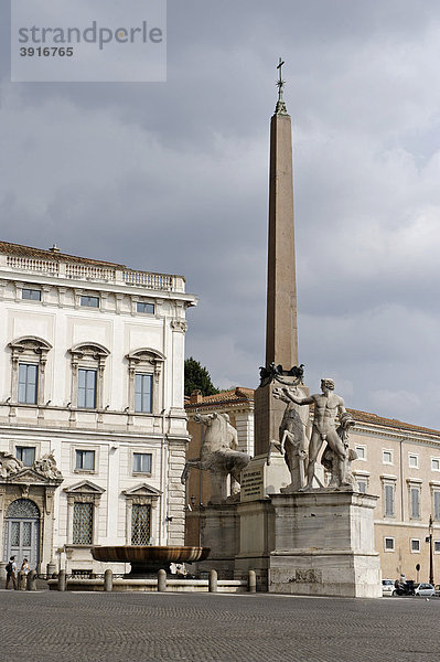 Piazza del Quirinale mit dem Dioskurenbrunnen Fontana dei Dioscuri mit Castor und Pollux und Obelisk  Rom  Italien  Europa