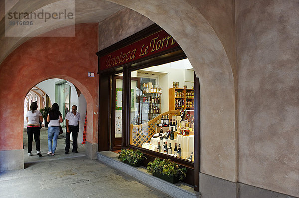 Feinkostladen in den Laubgängen der Via Cavour  Alba  Provinz Cuneo  Piemont  Italien  Europa