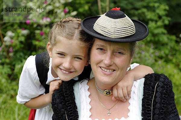 Mutter mit ihrer Tochter in Tracht  Festtracht  Dirndl  Schalk  Tölzer Tracht