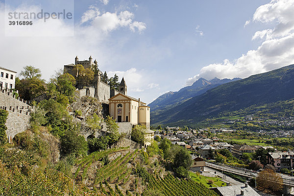 Schloss Saint Pierre mit der Kirche Saint Maurice  Aostatal  Piemont  Italien  Europa