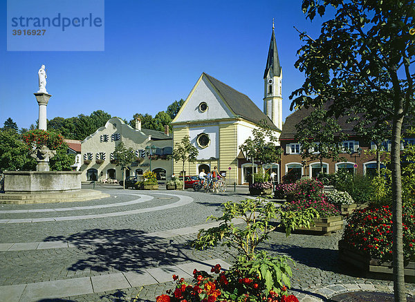 Stadtplatz mit Mariensäule und Filialkirche St. Sebastian  Bad Aibling  Oberbayern  Bayern  Deutschland  Europa