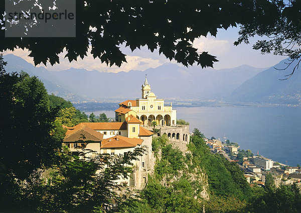 Madonna del Sasso Wallfahrtskirche über dem Lago Maggiore  Locarno  Tessin  Schweiz  Europa Kanton Tessin