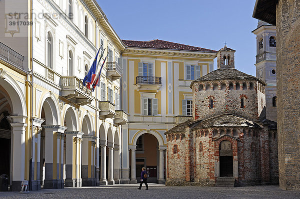 Rathaus und romanisches Baptisterium  Piazza Mons. Carlo Rossi  Biella  Piemont  Italien  Europa