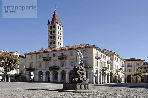 Rathaus mit Turm der abgebrochenen Kirche San Stefano  Biella  Piemont  Italien  Europa