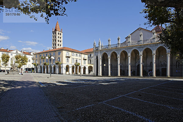 Rathaus und Dom San Maria Maggiore e San Stefano Nuovo  Piazza Mons. Carlo Rossi  Biella  Piemont  Italien  Europa
