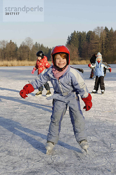 Kinder beim Schlittschuhlaufen