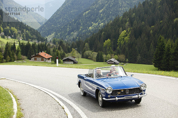 Seniorenpaar fährt im Cabrio  Norditalien  Europa  Telve  Dolomiten