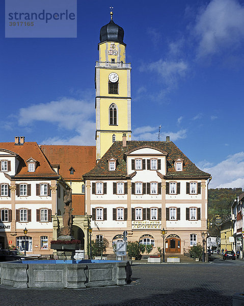 Marktplatz mit katholischer Pfarrkirche  St. Johannes der Täufer  Bad Mergentheim an der Tauber  Baden-Württemberg  Deutschland  Europa