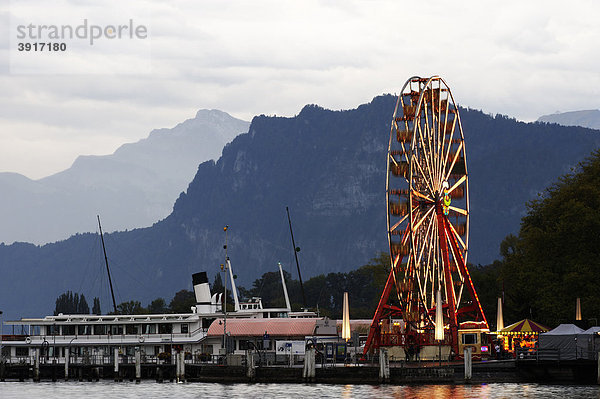 Volksfest mit Riesenrad am Ufer des Vierwaldstätter See  Luzern  Kanton Luzern  Schweiz  Europa Kanton Luzern