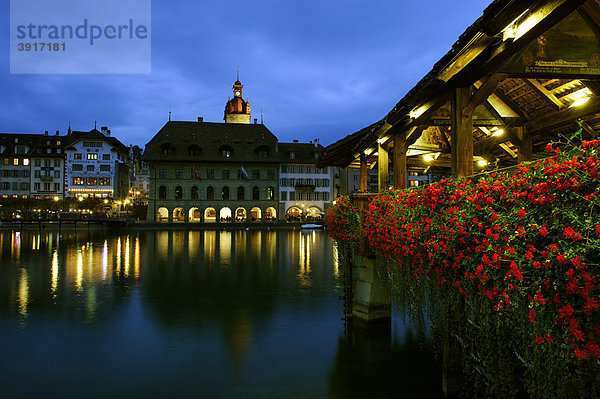 Kapellbrücke vor dem Rathaus  Luzern  Kanton Luzern  Schweiz  Europa Kanton Luzern