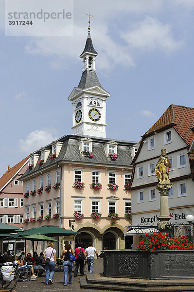 Altes Rathaus und Marktbrunnen mit Figur des Kaisers Josef I. Aalen  Baden-Württemberg  Deutschland  Europa