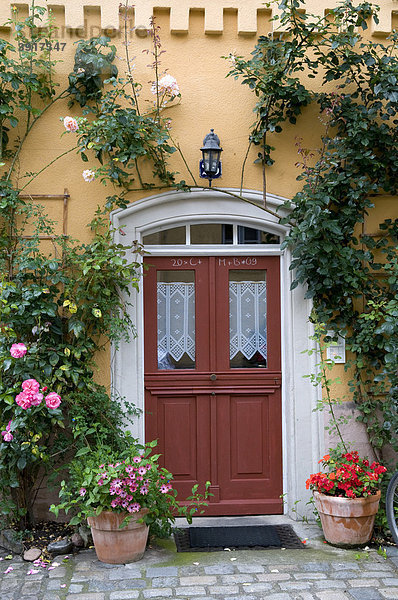 Blumenschmuck am Hauseingang in der Altstadt  Bamberg  Fränkische Schweiz  Franken  Bayern  Deutschland  Europa