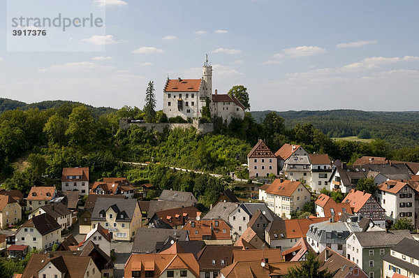 Aussicht vom Gernerfels auf die Burg und den Ort Gössweinstein  Fränkische Schweiz  Franken  Bayern  Deutschland  Europa