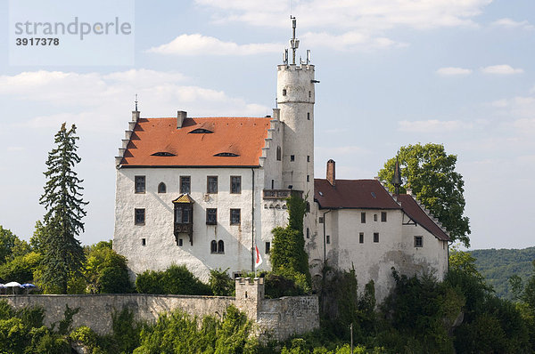 Aussicht vom Gernerfels auf die Burg von Gössweinstein  Fränkische Schweiz  Franken  Bayern  Deutschland  Europa
